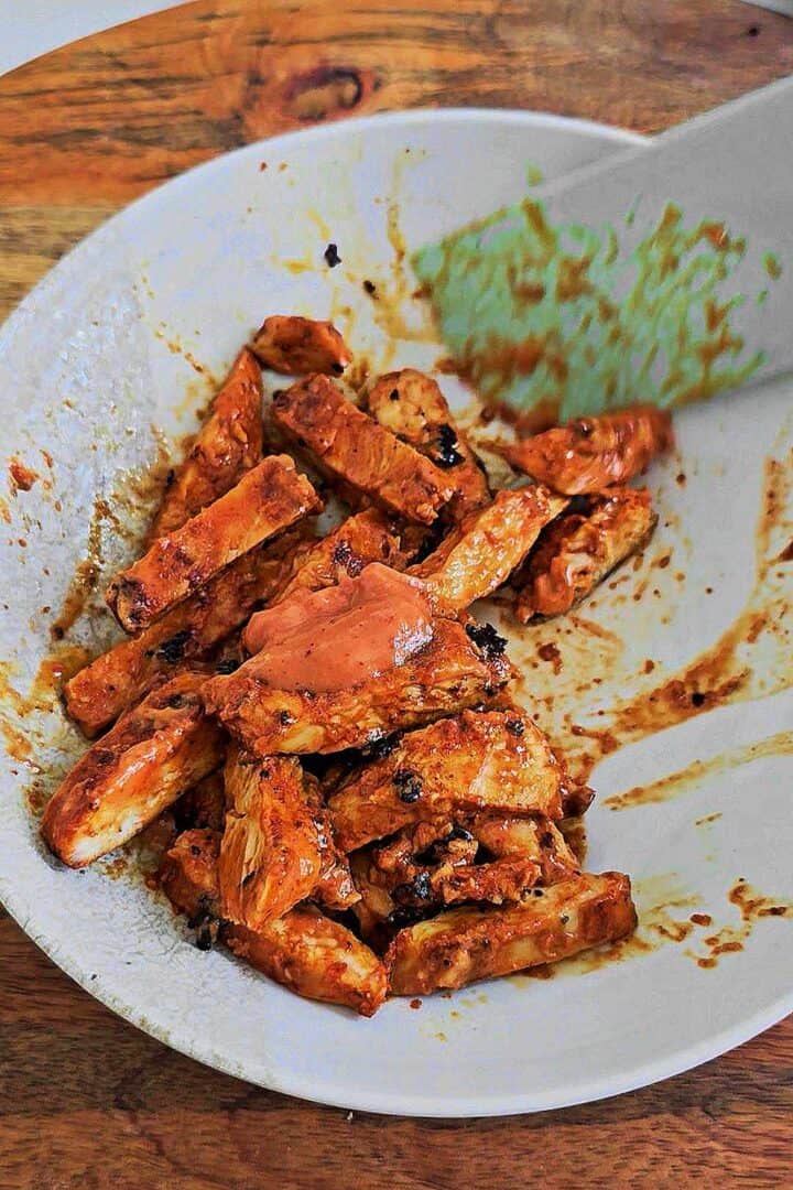 Cooked tandoori chicken tossed with creamy tandoori mayo.